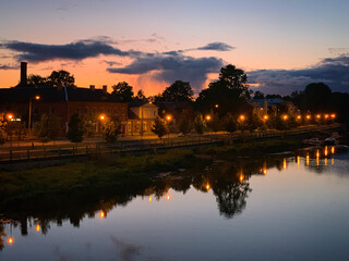 Obraz premium Sunset over the river Emajõgi and Supilinn neighbourhood, Tartu, Tartumaa, Estonia, September 2019