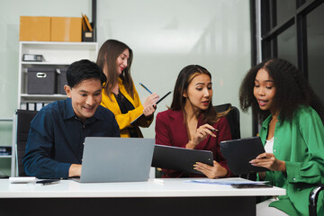 Obraz premium Business team creative are excited business success with inspiration from their excellent financial results that are happy working in a modern office on a computer.