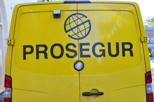 Prosegur Sicherheitsdienst mit Geld- und Werttransporter in der Innenstadt von Delmenhorst, mit Logo und Schrift.