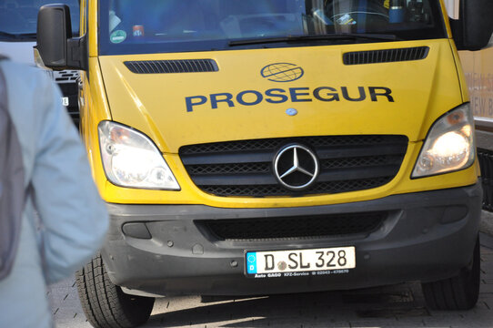 Prosegur Sicherheitsdienst mit Geld- und Werttransporter in der Innenstadt von Delmenhorst, mit Logo und Schrift.