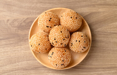 Sesame ball, Fried glutinous rice flour coated with sesame seeds and filled with mung bean, red bean paste or sweet coconut
