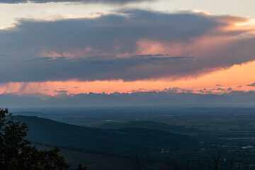 Obraz premium dettagli della vasta pianura del Friuli Venezia Giulia, circondata da colline e montagne, nell'Italia nord orientale, al tramonto, in estate
