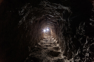ampia vista panoramica sugli interni di una cavità artificiale abbandonata, scavata nella roccia...