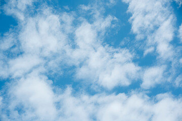 さわやかな秋の晴天の青空と薄い雲の背景　アウトドア・行楽・キャンプ	
