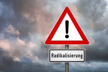 Radikalisierung Warnschild vor Stürmischem Himmel
