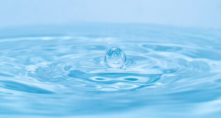 美しい水しぶき　水面と雫