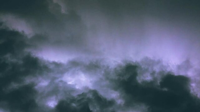 Niebla desliz&aacute;ndose lentamente en un ambiente tenebroso. Fondo abstracto oscuro de colores espeluznantes y movimientos sinuosos.