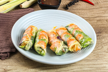Vietnamese spring roll with prawn and mango
