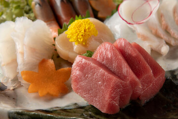 日本の美味しいマグロのお刺身料理
