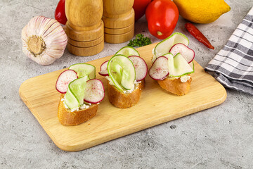 Bruschetta with soft cheese and cucumber