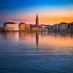 Fototapeta premium Underwater View: City Reflections and Vibrant Colors Beneath the Sea