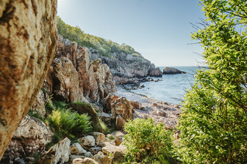 Felsige Bucht vom Naturreservat Kullaberg in Schweden an der Westküste