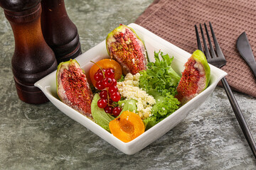 Salad with fig and sheep cheese