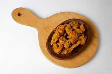 Crispy shrimp served on a wooden plate and wooden cutting board