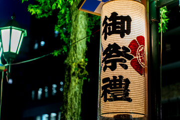 提灯が見える夜の繁華街