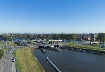 Obraz premium Double lock Julianasluis with drawbridges between the Gouwekanaal and Hollandsche IJssel rivers near Gouda