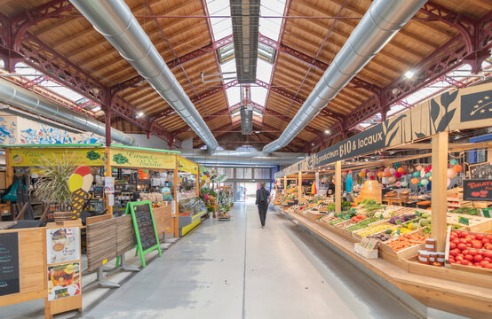 Colmar, France - 02 aout 2024 : Alsace, march&eacute; couvert dans le quartier historique de la petite Venise &agrave; Colmar, France.	