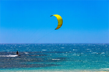 Windkiting auf dem Meer vor der Küste