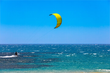 Windkiting auf dem Meer vor der Küste