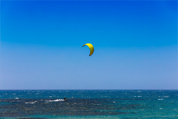 Windkiting auf dem Meer vor der Küste