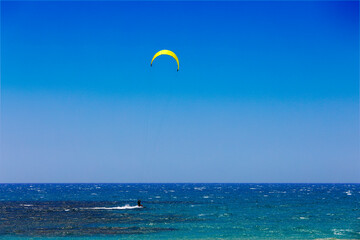 Windkiting auf dem Meer vor der Küste