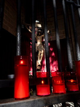 Jesucristo en la cruz con unas velas