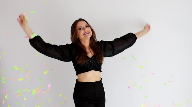 Mulher comemora celebra anivers&aacute;rio com confetes coloridos 