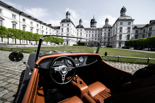 Innenraum eines klassischen Roadsters vor dem Schloss Bensberg