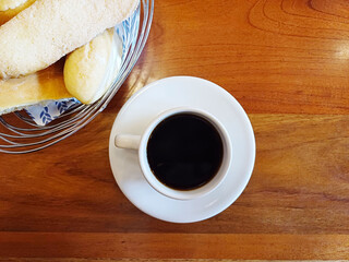 Pan dulce tostado y una taza de café. Fotografía gastronómica hecha con el teléfono móvil.