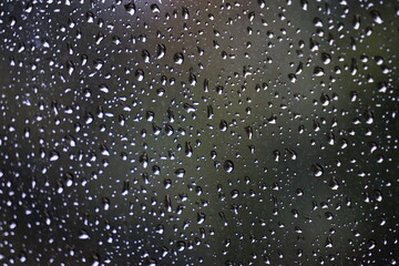 
Rain falls on the windshield during the rainy season Raindrops of various sizes line the lines, creating a beautiful and unusual sight.