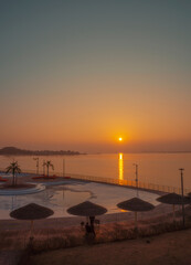 Obraz premium Golden Sunset at Baegot Hanul Park