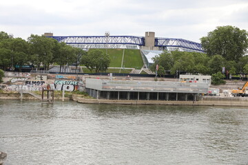 Accor Arena (Ancien POPB) à Paris : Architecture Végétalisée et Structure Métallique Bleue