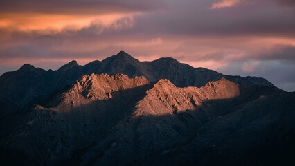 Fototapeta premium Sunrise Over Rugged Mountains with Warm Light