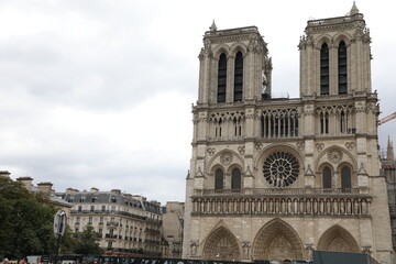 Cath&eacute;drale Notre-Dame de Paris : Fa&ccedil;ade Gothique Ouest et Reconstruction Post-Incendie