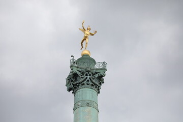 Le Génie de la Liberté sur la Colonne de Juillet : Place de la Bastille sous la Pluie à Paris

