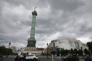 Le Génie de la Liberté sur la Colonne de Juillet : Place de la Bastille sous la Pluie à Paris

