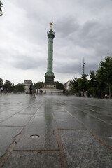 Le Génie de la Liberté sur la Colonne de Juillet : Place de la Bastille sous la Pluie à Paris


