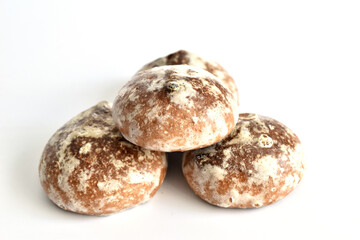 Gingerbread with sugar fondant. The gingerbread is round and lies in a pile.