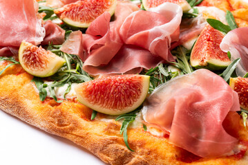 Deliziosa pinsa romana condita con prosciutto crudo e fichi freschi, cibo italiano 