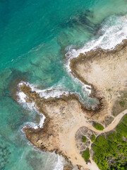 Vue aérienne sur la plage avec une eau claire 