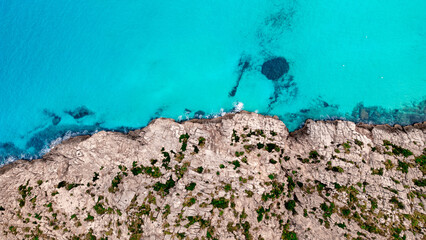Vue aérienne de la mer bleue et de la côte, île et plage