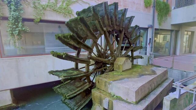 vecchia ruota di mulino in centro a treviso, italia, settembre 2024	