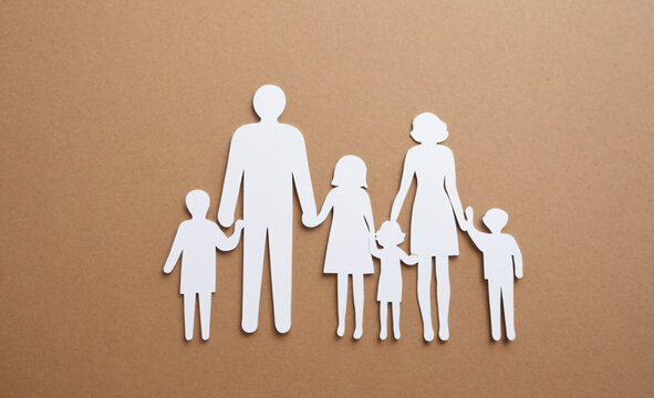 Siluetas de Papel de Familia Unida. Cuidado y Protecci&oacute;n