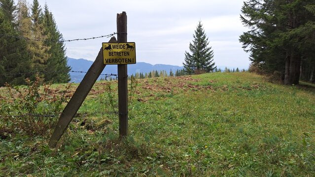 Weide . Betreten verboten . Weidezaun