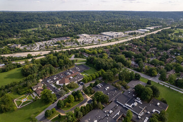 A view of a residential area with a large building in the middle. Chesterbrook, Pensilvania. USA