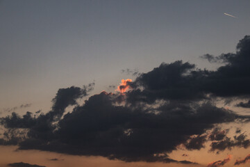 nube roja pequeña en nubes negras