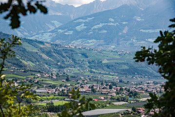 Naklejka premium Ausblick auf meran und Dorf Tirol
