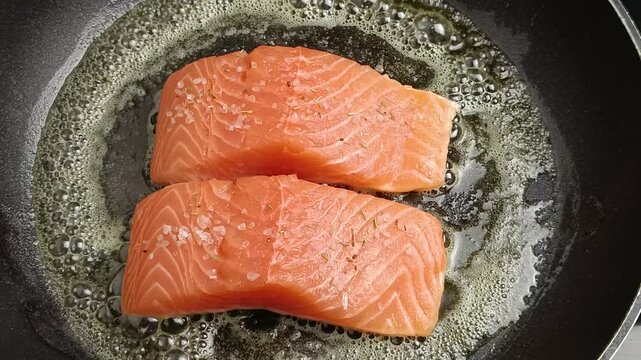 morceaux de saumon en cuisson dans une po&ecirc;le