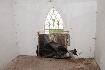 Fototapeta premium Forgotten Sanctuary of Time: An Abandoned Room with Crumbling Elegance