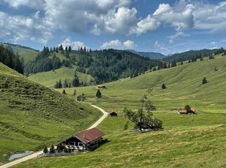Obraz premium Blick auf Almhütten im Arzmoos, Sudelfeld, Alpen, Bayern, Deutschland
